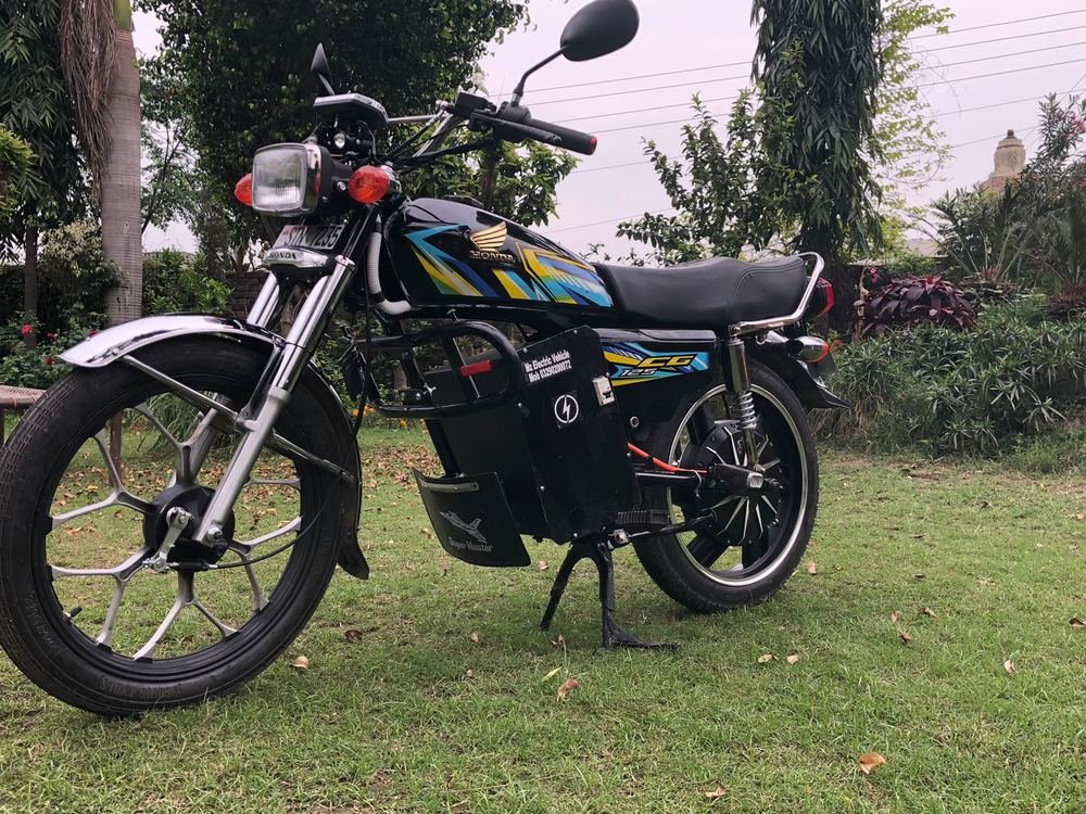 Honda CG125 EV front